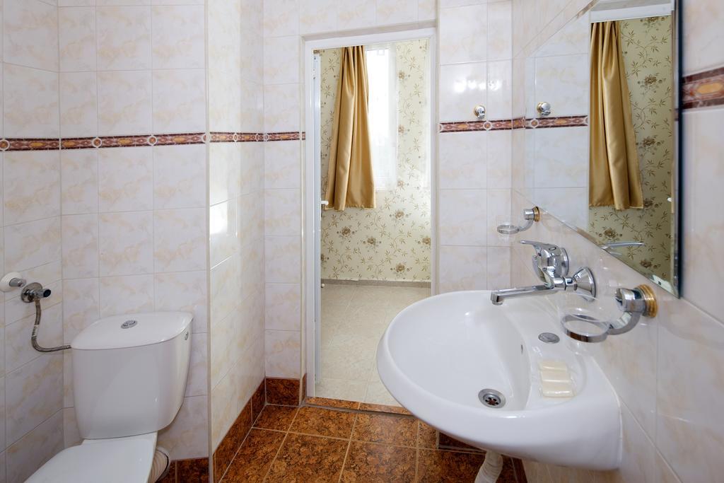 Hotel Yantra Pantai Sunny Bagian luar foto
