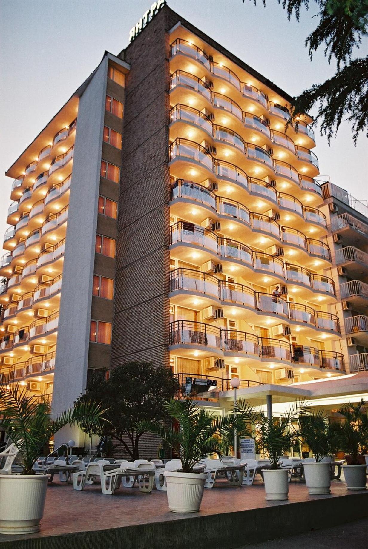 Hotel Yantra Pantai Sunny Bagian luar foto