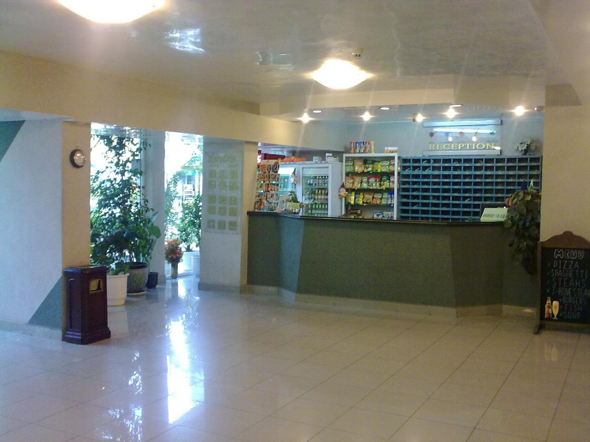 Hotel Yantra Pantai Sunny Bagian luar foto