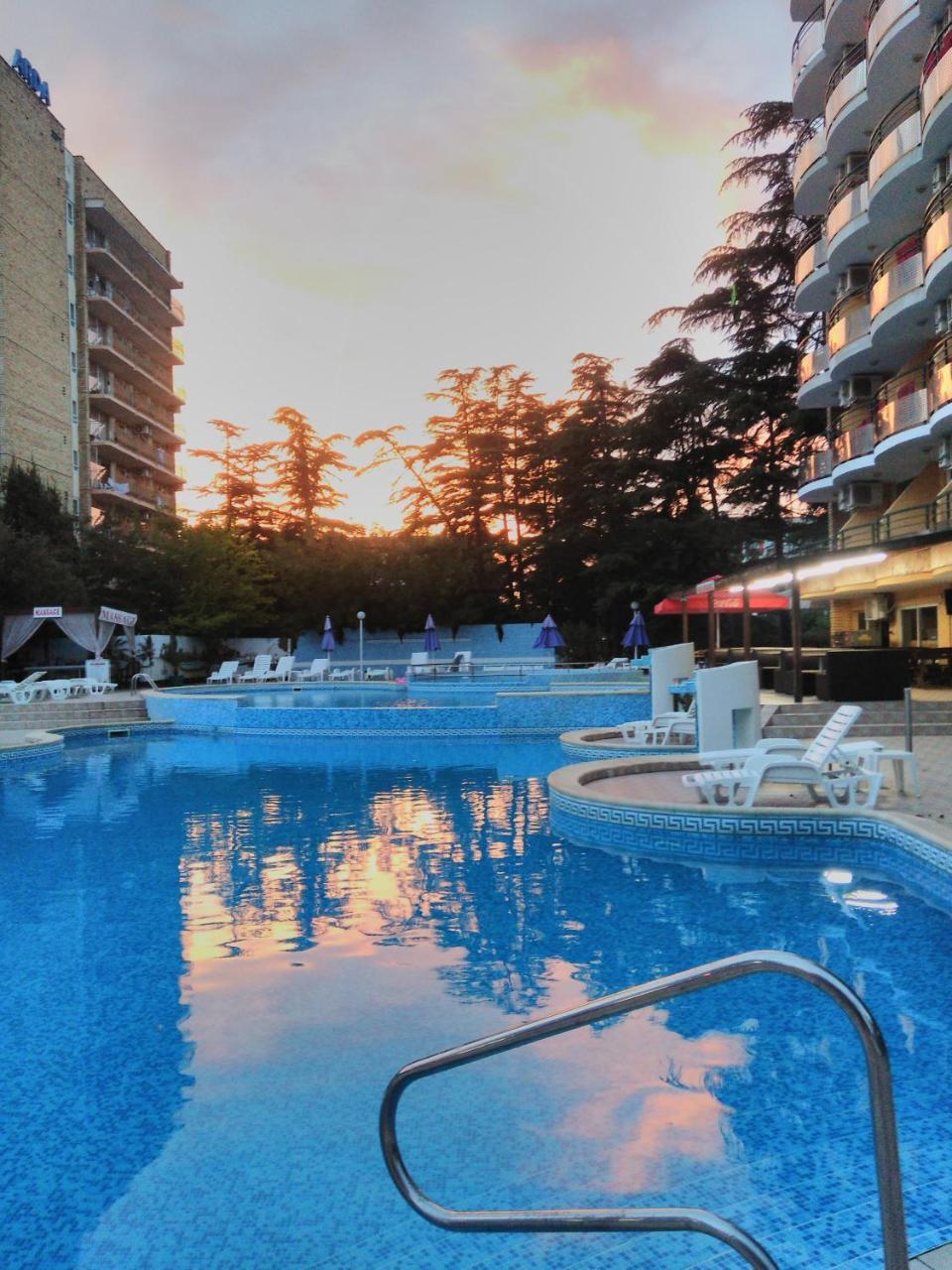 Hotel Yantra Pantai Sunny Bagian luar foto