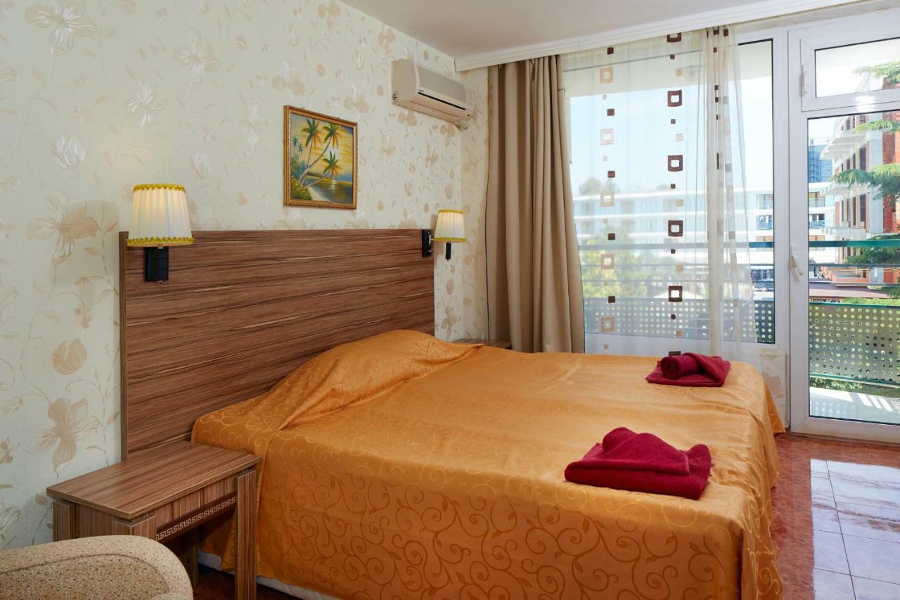 Hotel Yantra Pantai Sunny Bagian luar foto