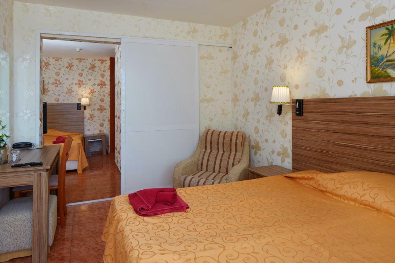 Hotel Yantra Pantai Sunny Bagian luar foto