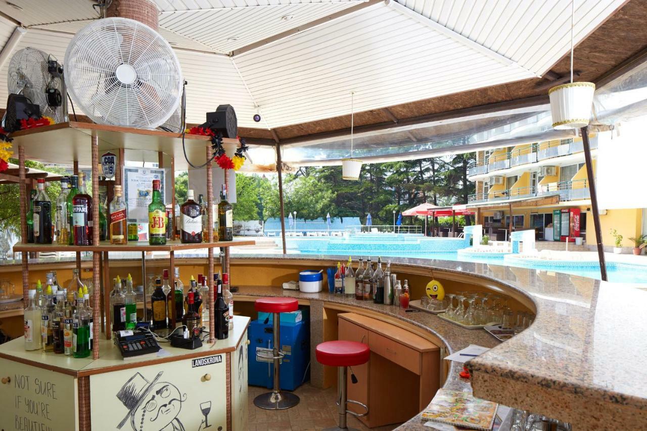 Hotel Yantra Pantai Sunny Bagian luar foto