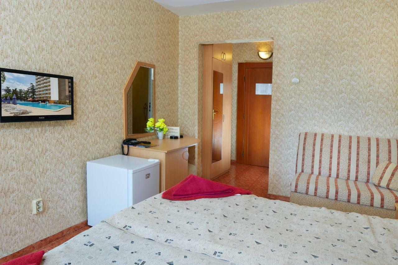 Hotel Yantra Pantai Sunny Bagian luar foto