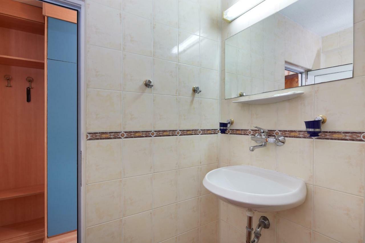 Hotel Yantra Pantai Sunny Bagian luar foto