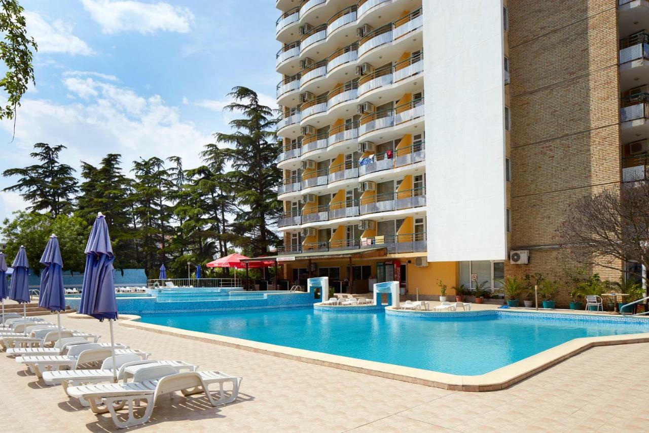 Hotel Yantra Pantai Sunny Bagian luar foto