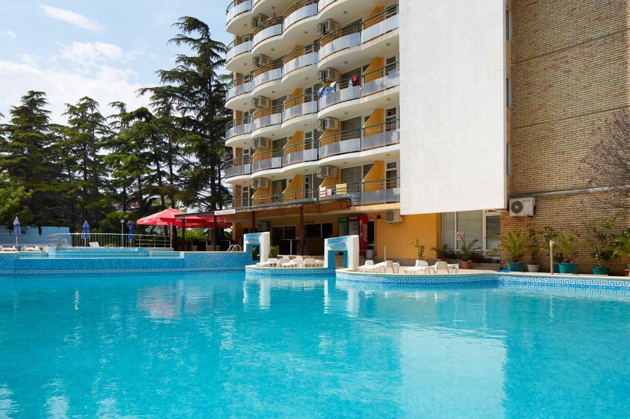 Hotel Yantra Pantai Sunny Bagian luar foto